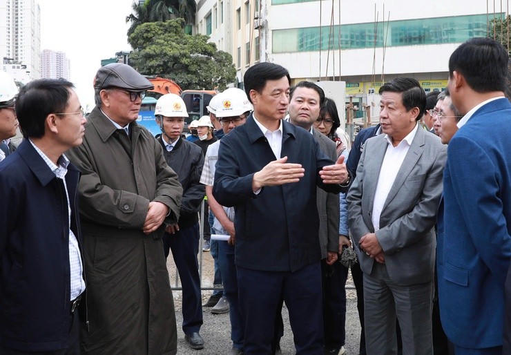 Bí thư Thành ủy Nguyễn Duy Ngọc trao đổi với lãnh đạo Thành phố, các sở ngành, địa phương, Công ty Hoàng Hà, chủ đầu tư về tiến độ dự án đường Vành đai 2,5.