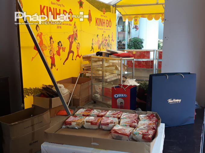 Các hộp bánh trung thu đang được xếp vào thùng để thu dọn và mang đi.