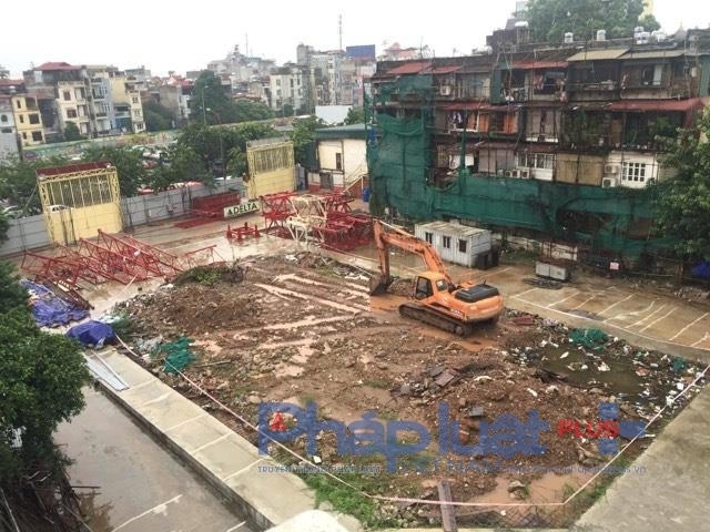 Bên trong dự án 210 Trần Quang Khải chỉ có 1 chiếc máy xúc hoạt đông. Ảnh Thanh Bình.