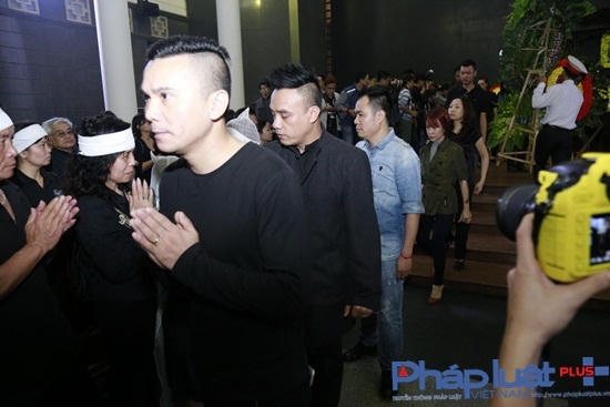 Ca sĩ Anh Tú cũng đến chào tạm biệt Trần Lập lần cuối.