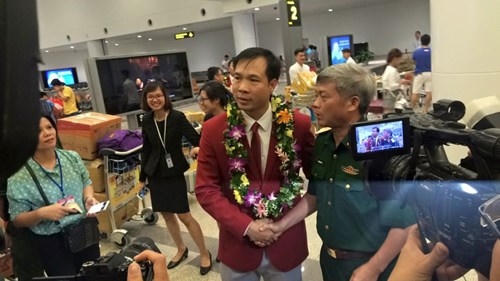 Đại diện Thể thao quân đội ra đón xạ thủ Hoàng Xuân Vinh.