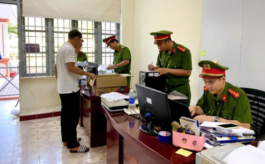 Cơ quan CSĐT Công an tỉnh Phú Yên khám xét nơi làm việc của thủ quỹ Nguyễn Thị Huyền. Công an tỉnh Phú Yên
