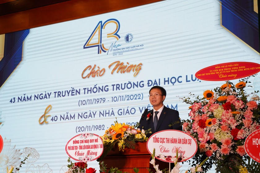 Hiệu trưởng Đoàn Trung Kiên phát biểu tri ân tại buổi lễ.