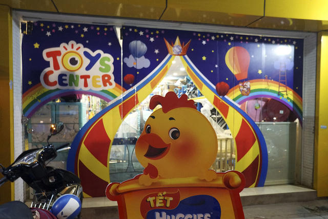 Hình ảnh chú gà con trong một pano quảng cáo.