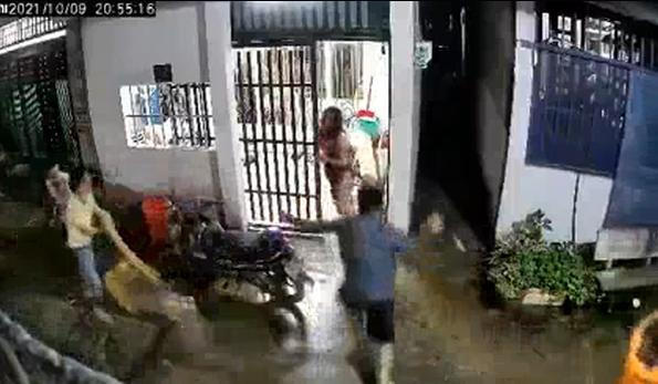 Hiện trường vụ án mạng. (Ảnh cắt từ clip).