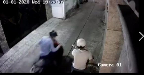 Camera ghi lại hình ảnh 2 tên trộm xe máy nhà nam ca sĩ Hồ Quang Hiếu.