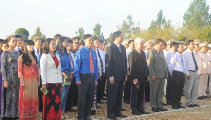 Tỉnh ủy - HĐND - UBND - Ủy ban MTTQ Việt Nam tỉnh Bình Phước dâng hương tưởng nhớ các Anh hùng liệt sỹ.