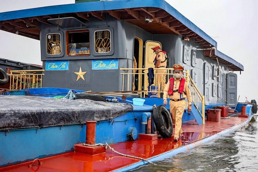 Lập biên bản với thuyền trưởng vi phạm.