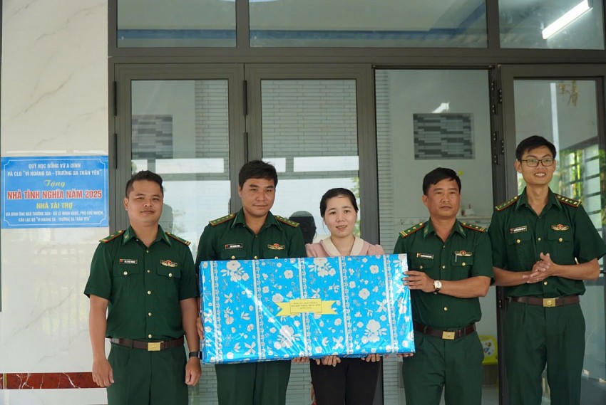 BĐBP trao quà đến gia đình Đại úy Trần Hoàng Tánh.
