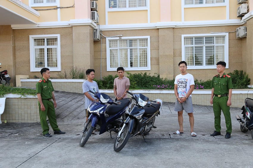 Các đối tượng Trương Ngọc Dũng, Trần Hoàng Luân và Huỳnh Quốc Duy (từ trái qua phải) cùng tang vật. Ảnh: Đức Trung