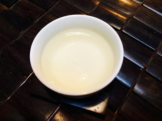 Để có chén bạch trà uống trong những ngày Tết, có đại gia đã bỏ ra tới cả 100 triệu đồng.