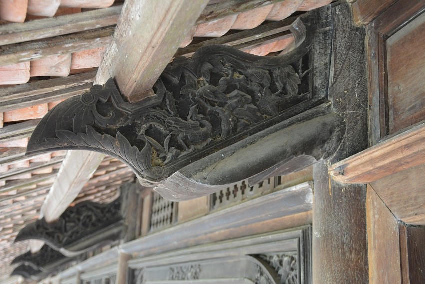 Phía trên mái, các đoạn kèo, xà được đấu nối với cột bằng lối ghép mộng, không dùng đinh sắt. Chủ ngôi nhà đưa đội ngũ thợ mộc Huế khéo tay vào làm, ăn ở suốt hơn 3 năm để chạm, khắc họa tiết tinh xảo trong ngôi nhà gỗ này. Mỗi một kèo sẽ được chạm, khắc hình long, phụng, tứ quý, chim muông, hoa lá, bát bảo,...