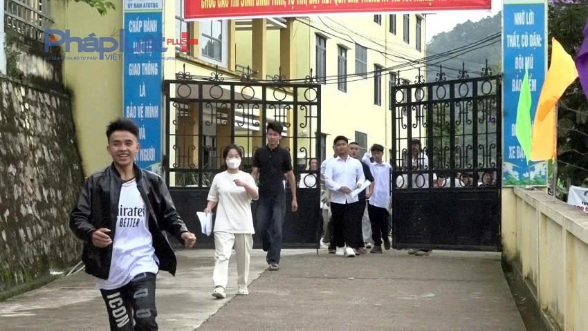 Các thí sinh vui vẻ bước ra khỏi phòng thi tại điểm thi trường THPT Đồng Văn, Hà Giang sau khi hoàn thành môn thi Ngữ văn.
