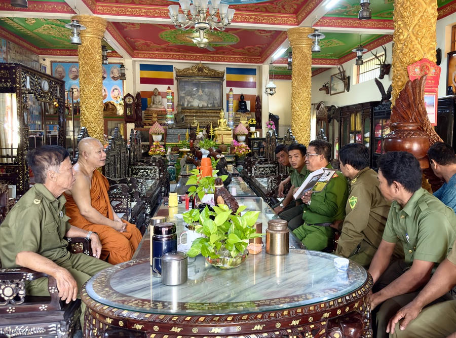 Các Tổ bảo vệ ANTT xã Hưng Hội, huyện Vĩnh Lợi (tỉnh Bạc Liêu) thường xuyên đến chùa tuyên truyền pháp luật cho chư tăng, phật tử, đồng bào Khmer.