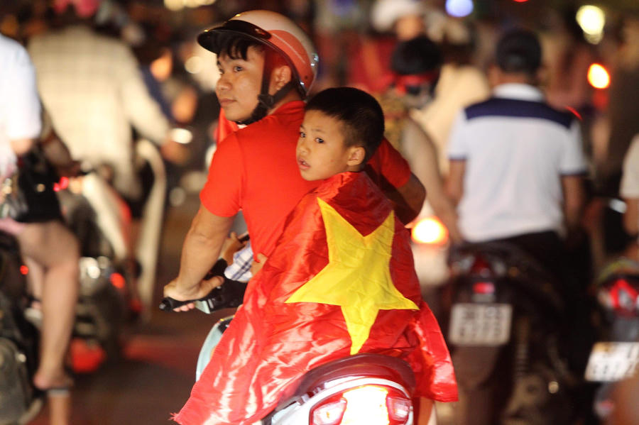 Hà Nội: Hàng ngàn cổ động viên xuống phố đi bão sau chiến thắng của đội tuyển Việt Nam - 4