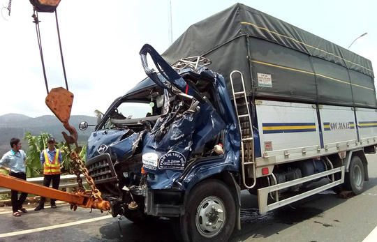 Phần đầu xe tải do anh Hoàng điều khiển bị biến dạng, hư hỏng nặng