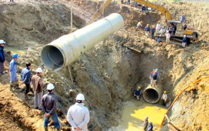 Đường ống nước sạch Sông Đà về Hà Nội nhiều lần vỡ gây bức xúc cho người dân. (Ảnh: VTV)