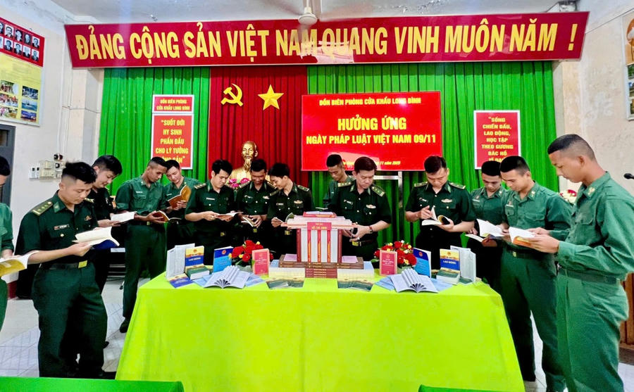 Chi đoàn Đồn Biên phòng cửa khẩu Long Bình trưng bày sách hưởng ứng Ngày Pháp luật Việt Nam