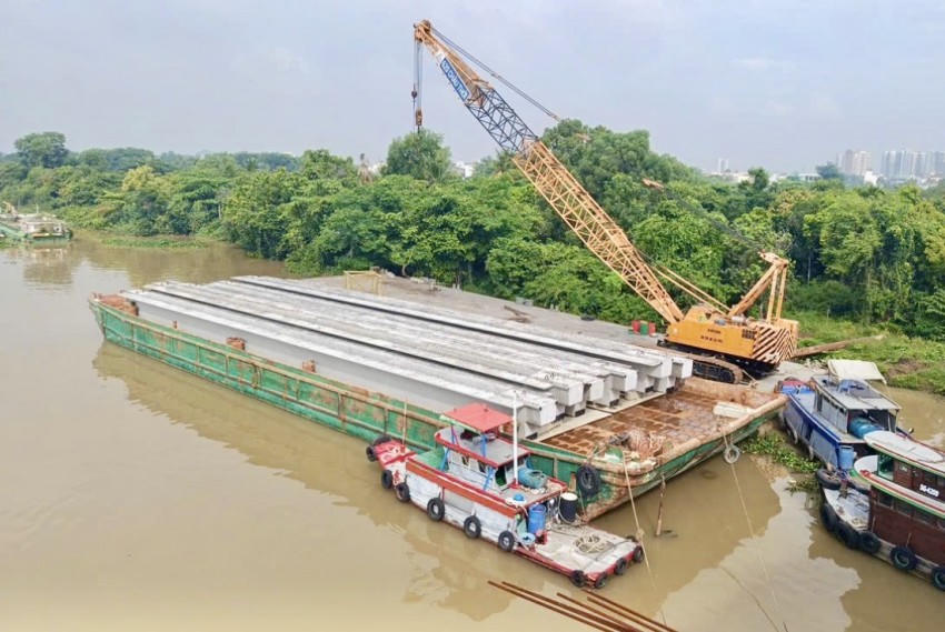 Sà lan thi công dự án đường trục trung tâm.