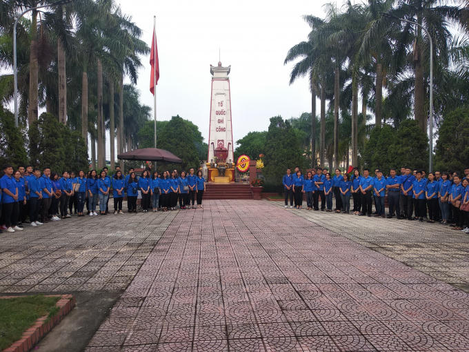 Tuổi trẻ quận Ba Đình tổ chức dâng hoa, thắp nến tri ân tại nghĩa trang TP Hà Nội.