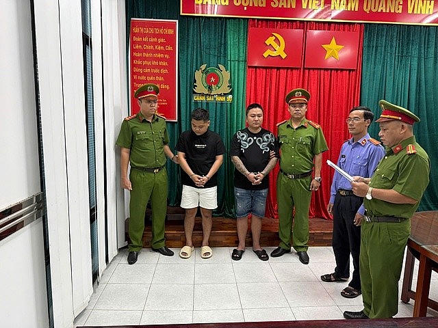 Cơ quan Cảnh sát điều tra tống đạt Lệnh bắt khẩn cấp đối với Ngô Quốc Tú, Nguyễn Vũ Hảo (từ trái qua). Ảnh: CA TP HCM.