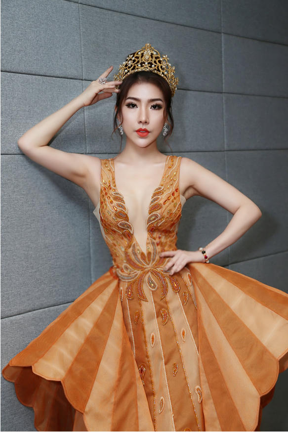 Hoàng Y Nhung đẹp quyến rũ trong buổi họp báo.