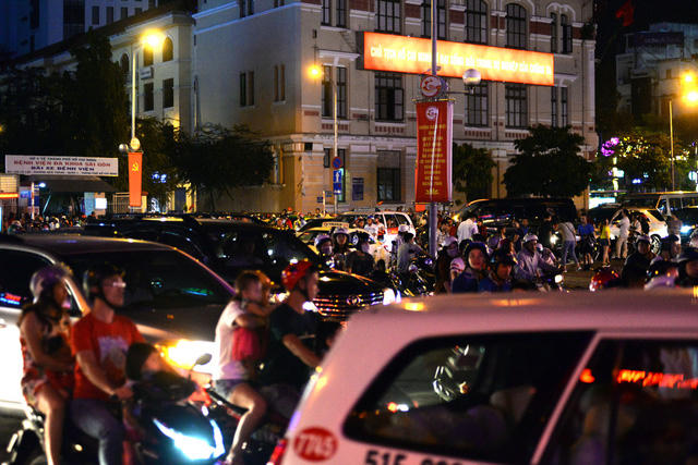 Biển người đi chơi năm mới tại vòng xoay Quách Thị Trang, quận 1.