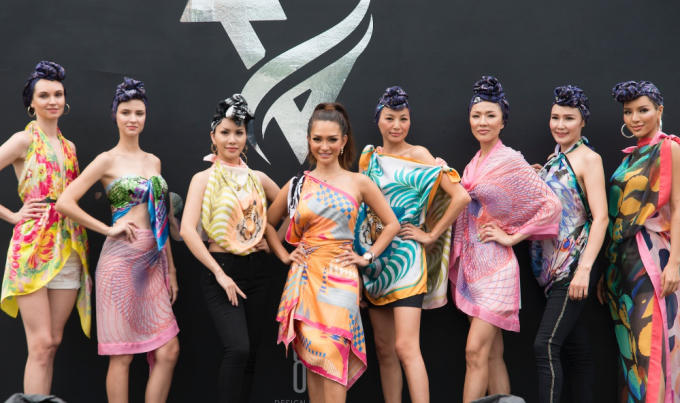 Trisha Vũ chụp hình cùng một số người mẫu tham gia trình diễn show.