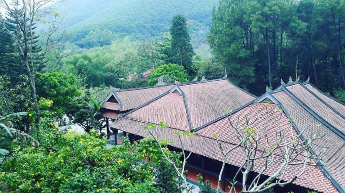 Khung cảnh chùa Huyền Không Sơn Thượng lưng chừng giữa núi đồi.