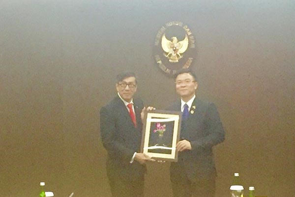 Hai Bộ trưởng đánh giá cao việc ký kết Bản ghi nhớ giữa Bộ Tư pháp CHXHCN Việt Nam và Bộ Pháp luật và Nhân quyền Indonesia về hợp tác trong lĩnh vực pháp luật.