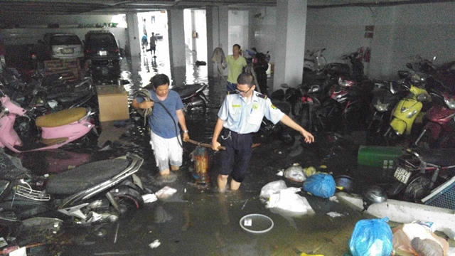Sau hơn 12 giờ xảy ra mưa lớn gây ngập, người dân vẫn loay hoay khắc phục hậu quả.
