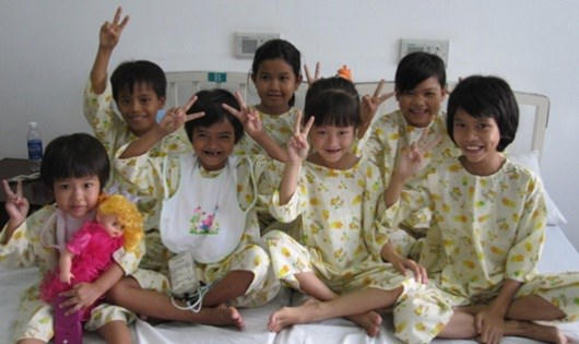Nụ cười rạng rỡ của các em nhỏ trong chương trình “Nối kết yêu thương”.