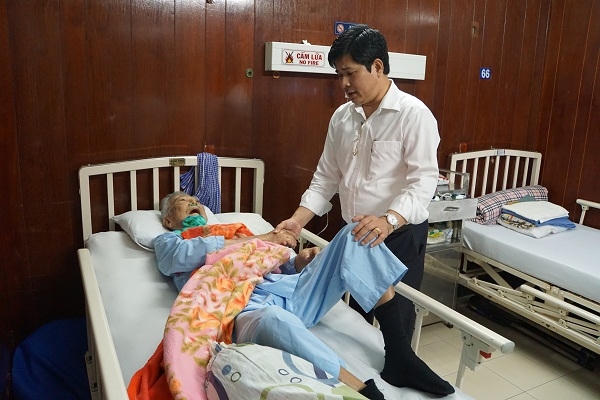 Gần 10 năm qua, từ khi làm lãnh đạo Bệnh viện, Bác sỹ Công giao thừa nào cũng đến thăm hỏi và động viện bệnh nhân đang nằm điều trị.