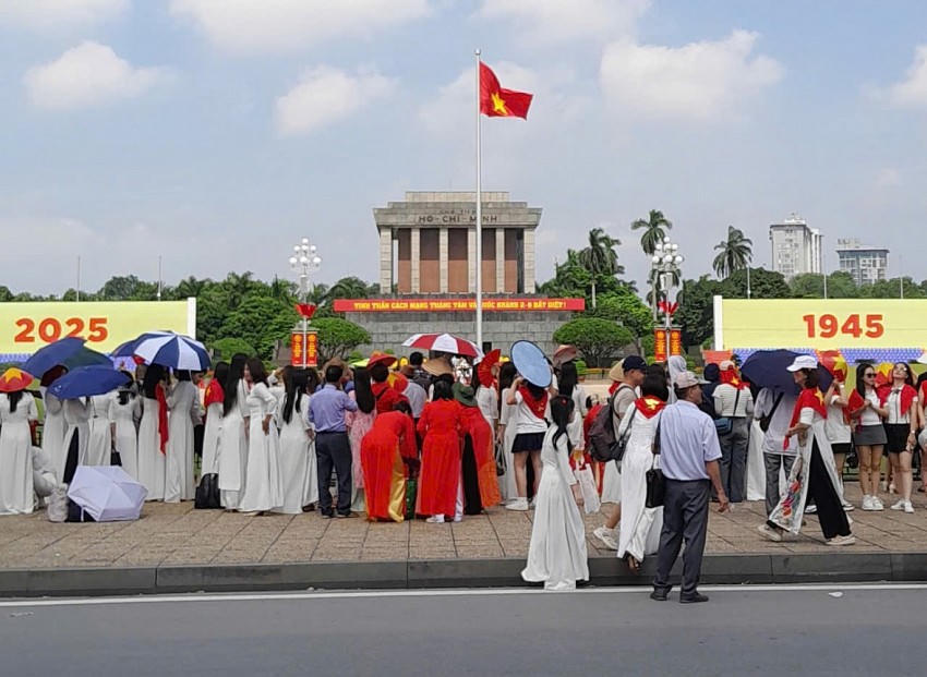 Đường phố Hà Nội rực rỡ cờ hoa chào mừng Quốc khánh 2/9