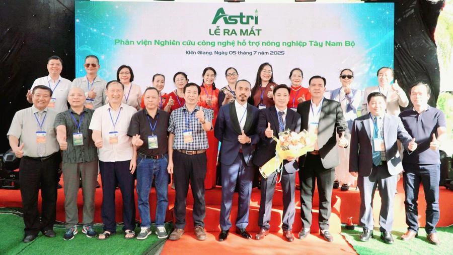 Các đại biểu chụp ảnh lưu niệm