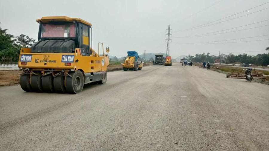 Tập trung phương tiện máy móc đảm bảo tiến độ thực hiện dự án.