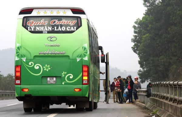 Xe đường dài vô tư dừng trên cao tốc Nội Bài - Lào Cai bắt khách.