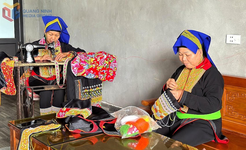 Phụ nữ Dao Thanh Phán chọn những họa tiết gắn bó với lịch sử và sản suất, lao động hàng ngày để thêu lên trang phục.