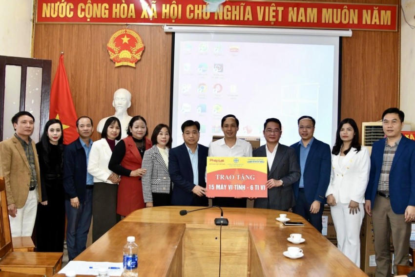 Tiến sĩ Vũ Hoài Nam, Tổng Biên tập Báo Pháp luật Việt Nam trao 15 máy tính và 6 tivi cho UBND xã Liên Minh, tỉnh Phú Thọ. Ảnh: Ngọc Phúc