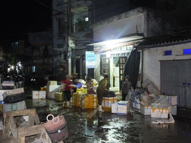 B&atilde;o số 2 qu&eacute;t qua, mưa to khắp 2 miền