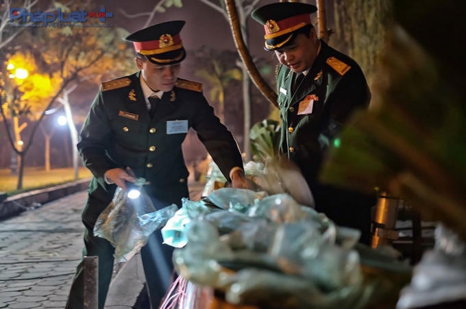 Trung tá Nguyễn Lê Nam - Chỉ huy trưởng Ban Chỉ huy Quân sự Quận Hà Đông, Chỉ huy trưởng trận địa pháo hoa (bên phải) đang trực tiếp kiểm tra, hướng dẫn cán bộ tháo gỡ những túi ni lông bọc trên đầu pháo trước khi bắn.