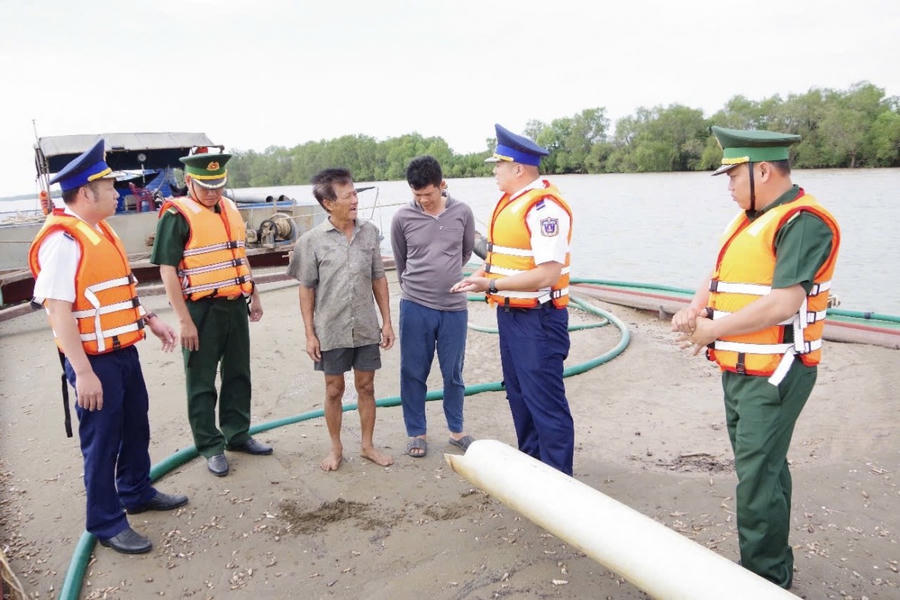 Cơ quan chức năng kiểm tra tang vật