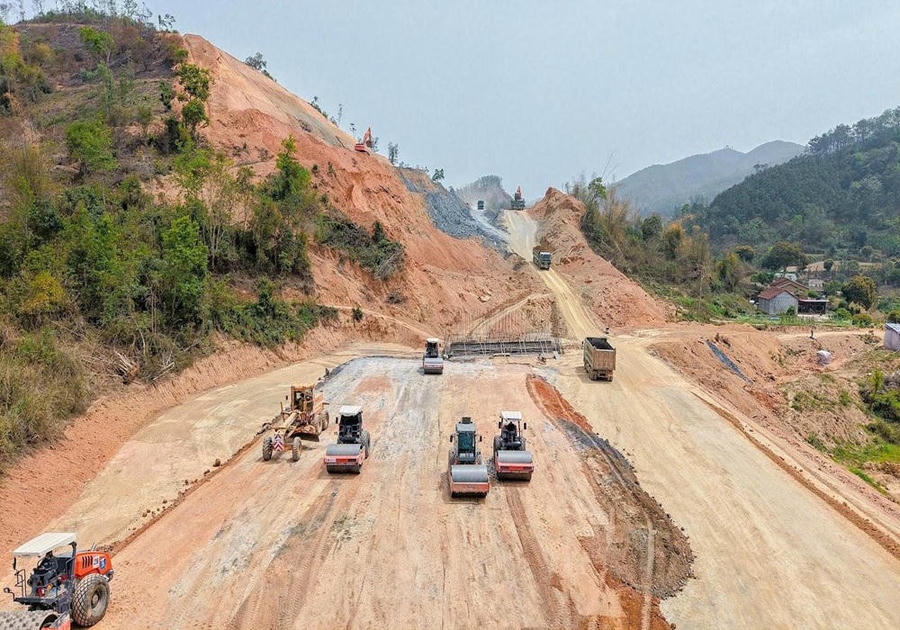 Dự án cao tốc Hữu Nghị - Chi Lăng chưa giải phóng xong mặt bằng khiến cho tiến độ còn chậm.