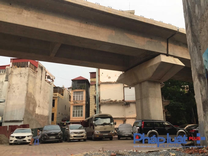 Bãi trông giữ xe (chủ yếu là ô tô) ngang nhiên "mọc" lên trái phép dưới gầm đường sát Cát Linh - Hà Đông đoạn qua phường Thịnh Quang, Đống Đa, Hà Nội (khúc cua từ đường Láng rẽ phố Yên Lãng)