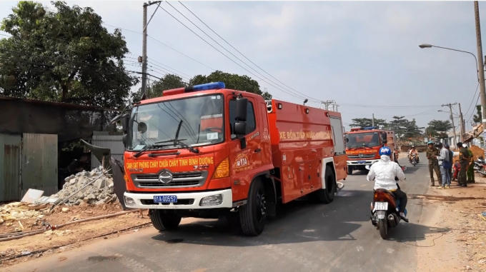 Nhiều xe chữa cháy được huy động tới (Ảnh: Hà Bắc)