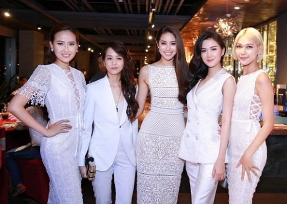 Cô ở trong đội của Phạm Hương.