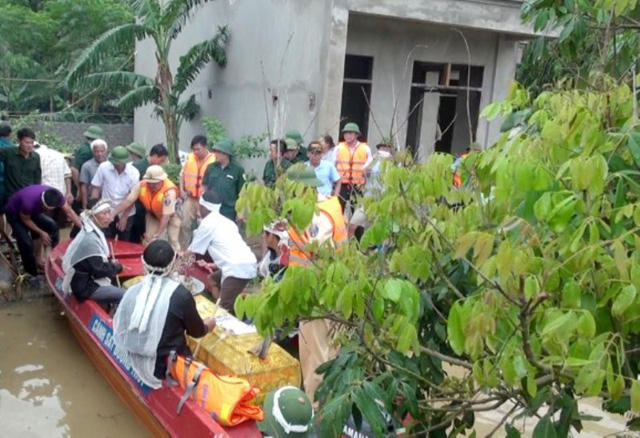 Cảnh sát đường thủy, Công an Thanh Hóa giúp người dân đưa thi thể người đã mất vượt lũ đi mai táng