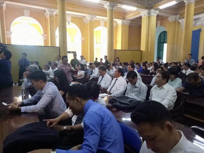 Đông đảo giới luật sư, người dân dự phiên tòa.