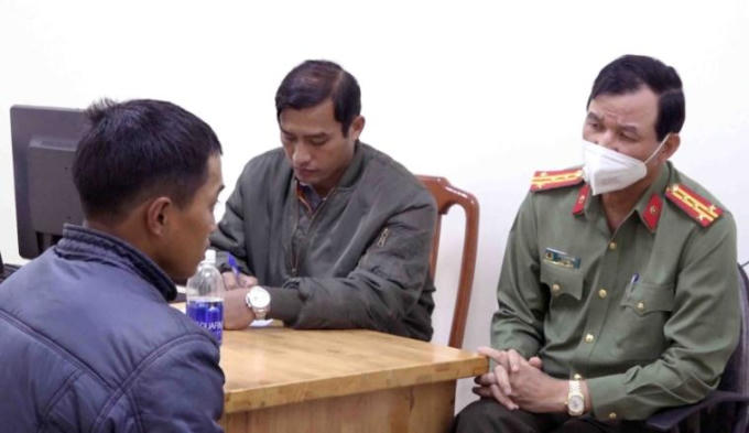Đại tá Trần Minh Tiến - Giám đốc Công an tỉnh Lâm Đồng trực tiếp lấy cung đối tượng.