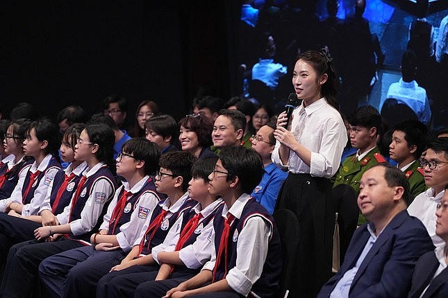 MC Khánh Vy chia sẻ tại diễn đàn.